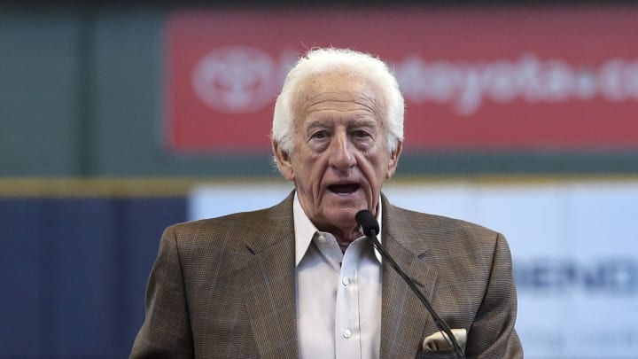 Brewers broadcaster Bob Uecker hit by ball, hospitalized