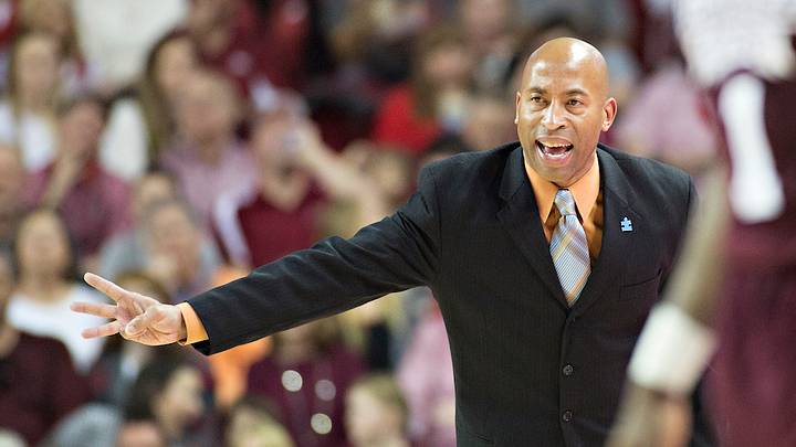 Mississippi State team plane makes emergency landing after losing engine Mississippi State team plane makes emergency landing after losing engine