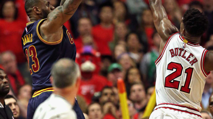 LeBron changes play, hits jumper at horn to beat Bulls