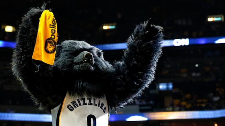 Grizzlies mascot goes full WWE on Trail Blazers with ladder jump Grizzlies mascot goes full WWE on Trail Blazers with ladder jump