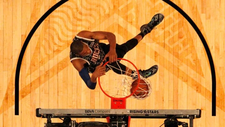Bucks' Giannis Antetokounmpo has two impressive dunks vs. 76ers