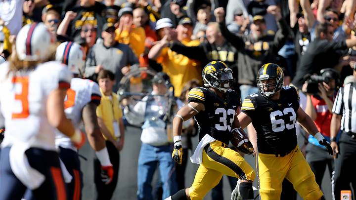 No. 22 Iowa holds off Illinois 29-20 No. 22 Iowa holds off Illinois 29-20
