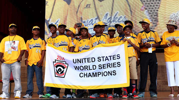 Chicago mayor to give Jackie Robinson West championship rings
