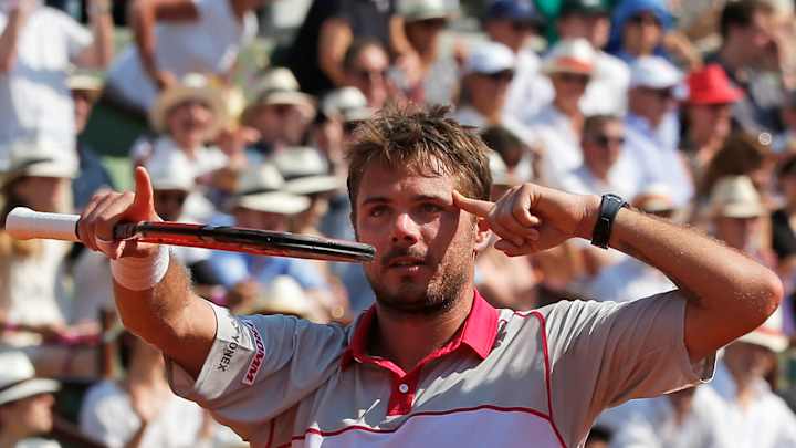 The Latest: Novak Djokovic wins 1st set of French Open final