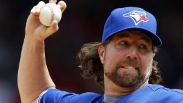 Report: Blue Jays pitcher R.A. Dickey exits loss to Orioles with groin tightness