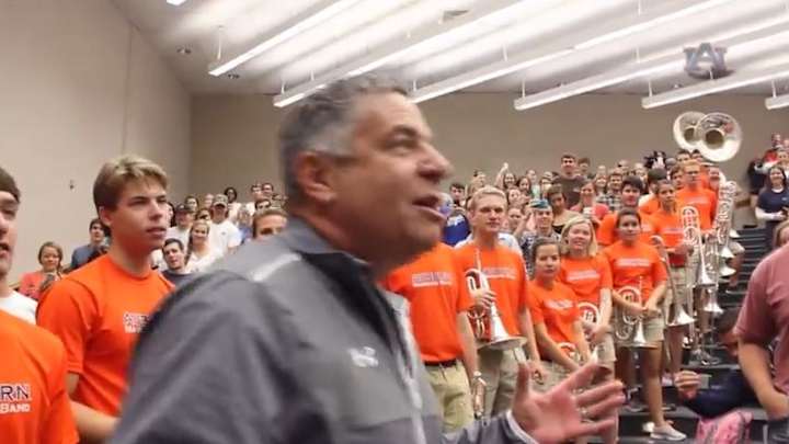 Auburn basketball coach Bruce Pearl interrupts class to promote pep rally