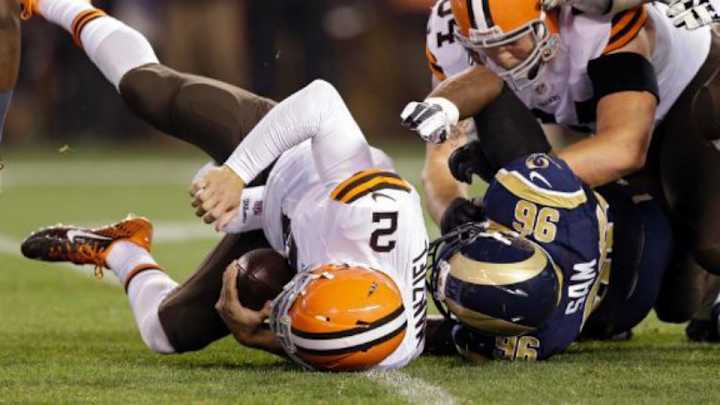 Michael Sam helps fan who offered free beer for sacking Johnny Manziel