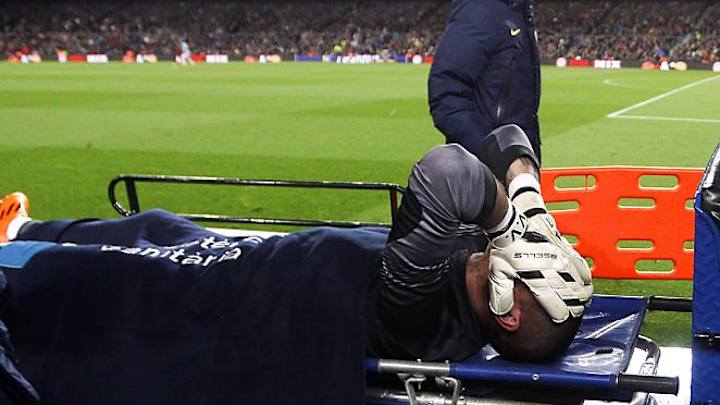 Victor Valdes tears ACL, Barcelona career likely over