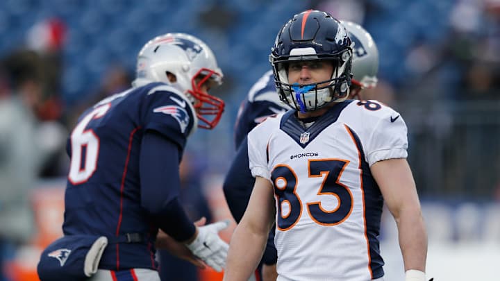 Broncos WR Wes Welker leaves game vs. Patriots with back injury