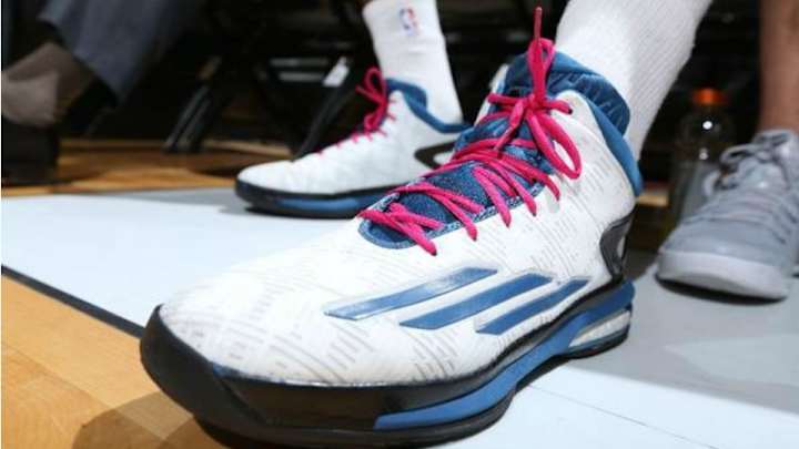 Timberwolves wear pink laces in tribute to Thaddeus Young's mom Timberwolves wear pink laces in tribute to Thaddeus Young's mom