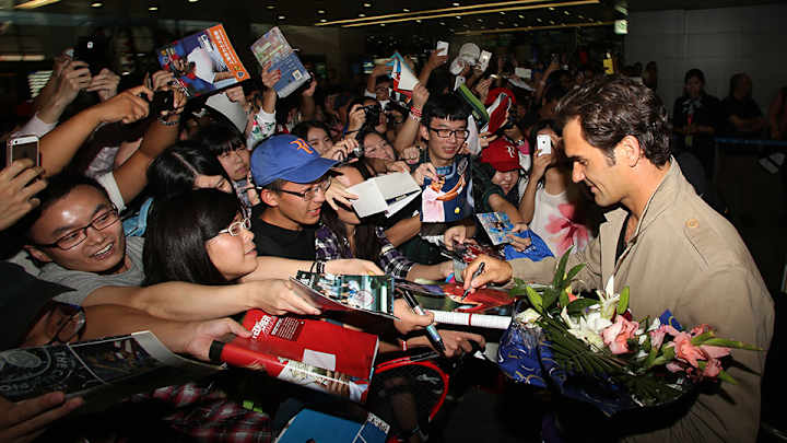 Roger Federer greeted by crowd of excited fans in Shanghai