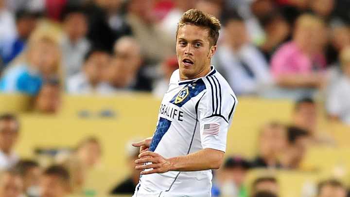 Chicago Fire sign midfielder Michael Stephens