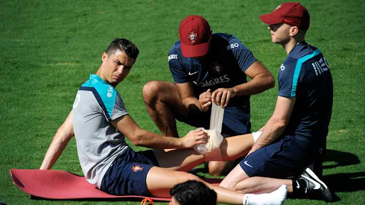 Cristiano Ronaldo requires ice for knee; teammate says he's fit
