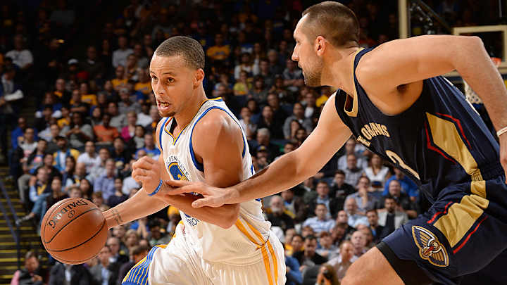 Video: Stephen Curry goes behind-the-back to set up Klay Thompson Video: Stephen Curry goes behind-the-back to set up Klay Thompson