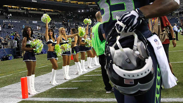 Seahawks CB DeShawn Shead proposed to his girlfriend on the field Seahawks CB DeShawn Shead proposed to his girlfriend on the field