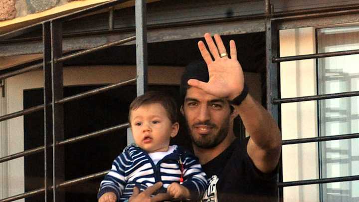 Luis Suarez apologizes to Giorgio Chiellini for bite Luis Suarez apologizes to Giorgio Chiellini for bite