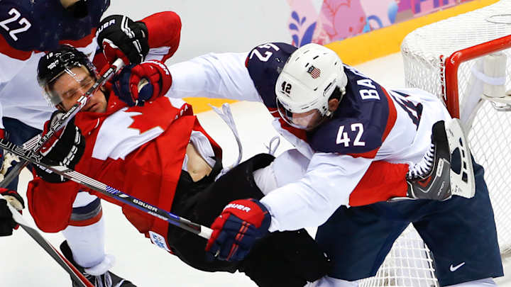 Blues' Backes brings back stray dogs from Sochi