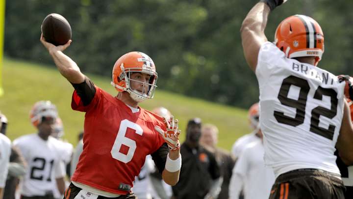 Browns' Joe Thomas compares QB Brian Hoyer to Tom Brady