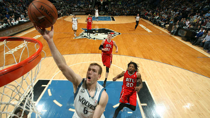 Minnesota Timberwolves re-sign Robbie Hummel to one-year deal