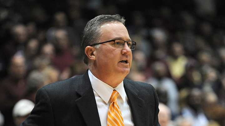 Southern Illinois basketball team stranded on bus by snow