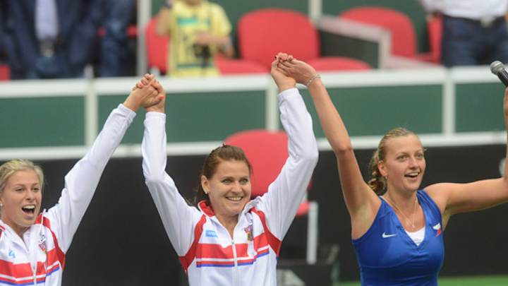 Czech Republic beats defending champ Italy in Fed Cup semis