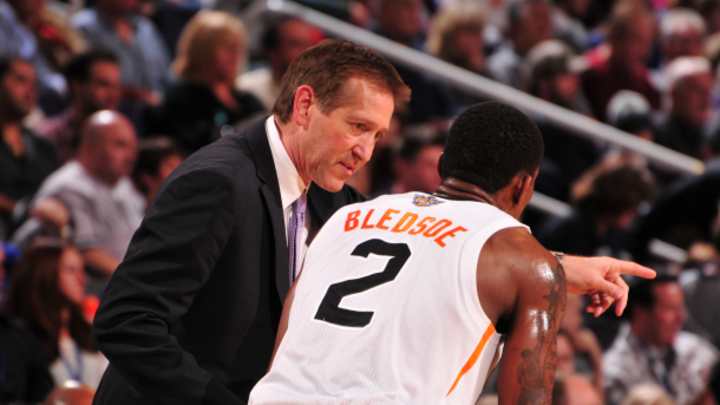 Eric Bledsoe steps aside with knee injury, but the Suns stream on