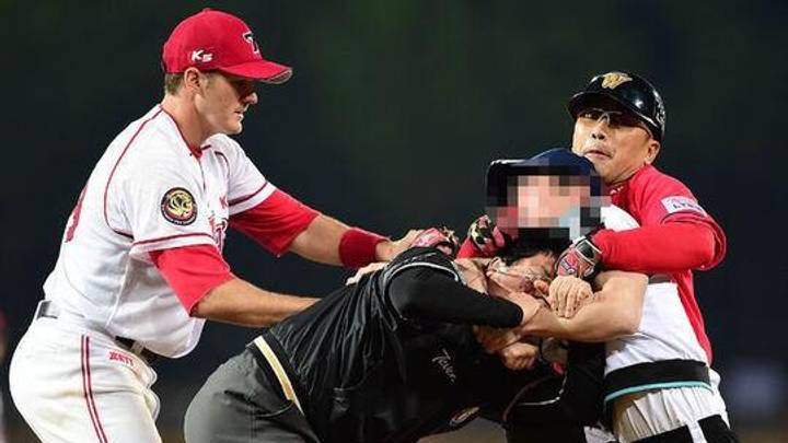 Korean Baseball Fan Jumps Fence, Tackles Umpire Korean Baseball Fan Jumps Fence, Tackles Umpire