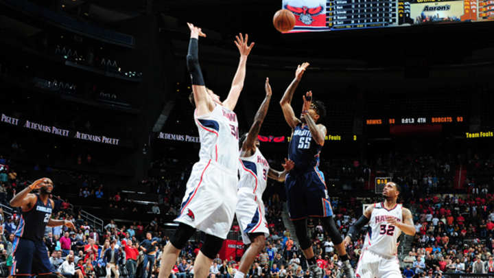 Video: Bobcats' Chris Douglas-Roberts hits buzzer-beater to top Hawks