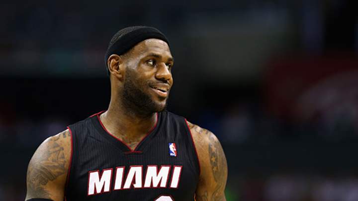 Three-Pointers: James shakes off injury, helps Heat complete sweep of Bobcats