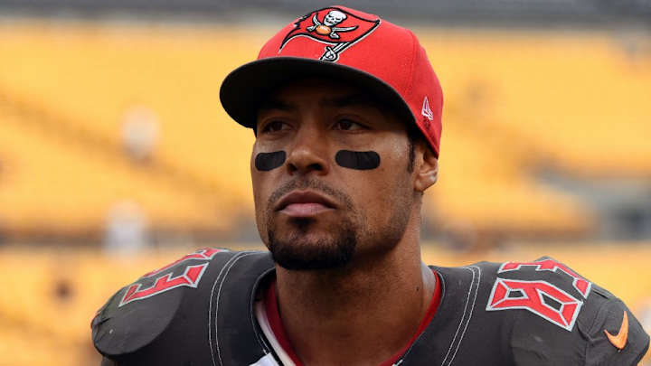Buccaneers' Vincent Jackson throws local military moms a baby shower