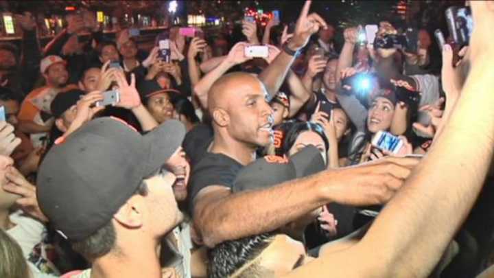 Barry Bonds partied with Giants fans in the streets