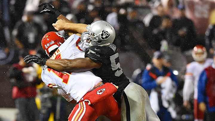 Watch: Raiders linebackers celebrate in backfield as Chiefs snap ball