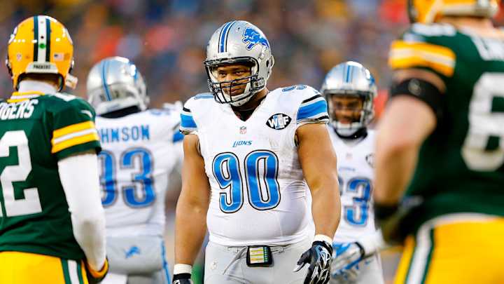 NFL suspends Ndamukong Suh for stepping on Aaron Rodgers' leg
