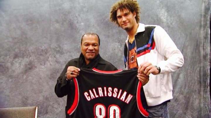 Robin Lopez Gave Billy Dee Williams a Custom Lando Calrissian Jersey