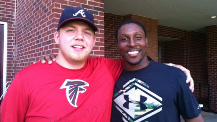 Falcons' Roddy White makes good on Duke-Mercer Twitter bet