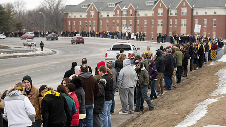 Mizzou students support Michael Sam by forming human wall before basketball game