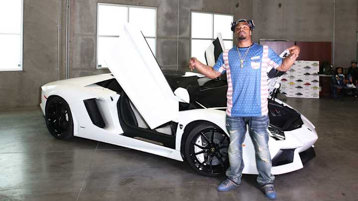 Marshawn Lynch apparently uses velvet ropes to cordon off his Lambo Marshawn Lynch apparently uses velvet ropes to cordon off his Lambo