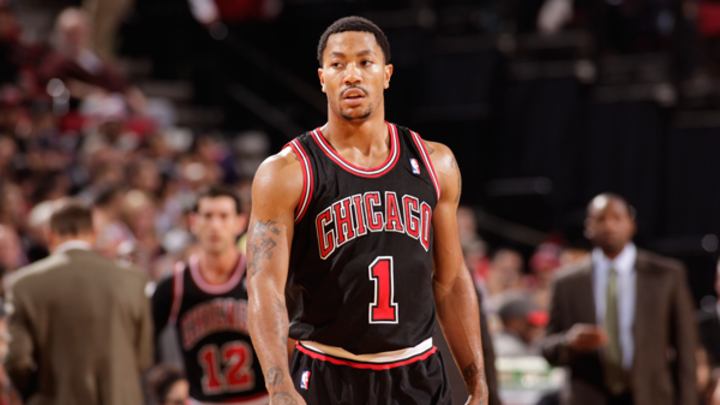 Derrick Rose ditches crutches, will soon begin traveling with Bulls again