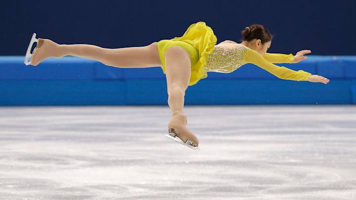 Kim wins women's short program, Gold in 4th, Lipnitskaia falls to 5th