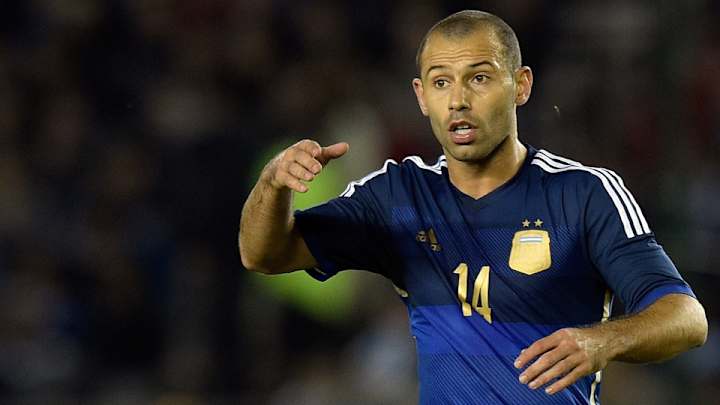 Javier Mascherano extends Barcelona contract through 2018