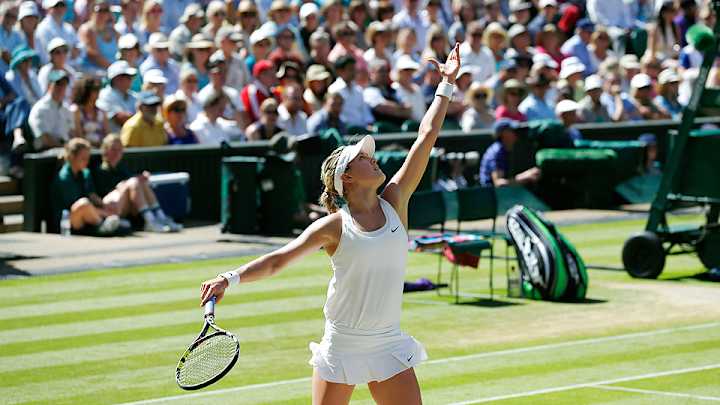 First set tiebreaker in Halep's and Bouchard's semifinal delayed by ill fan First set tiebreaker in Halep's and Bouchard's semifinal delayed by ill fan