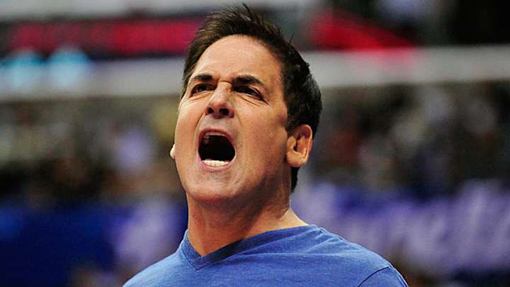 Mark Cuban gives thumbs up to Adam Silver on officiating