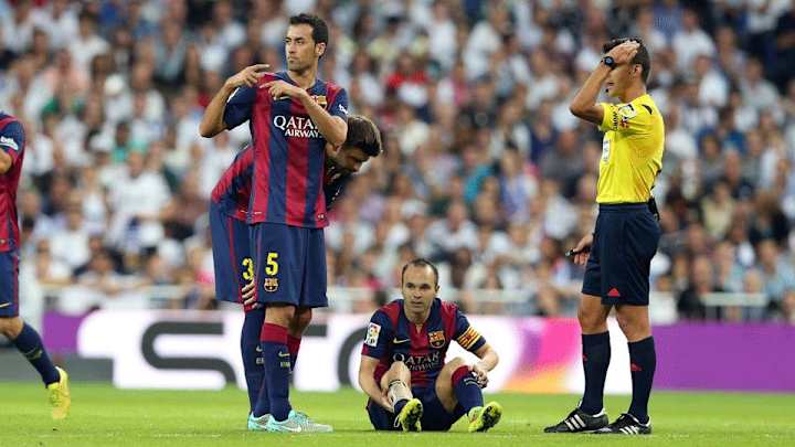 Report: Barcelona's Andres Iniesta out four matches with calf injury