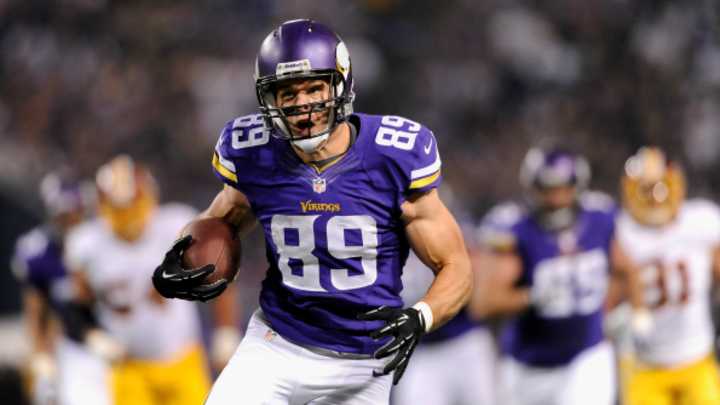 Cardinals, tight end John Carlson agree to two-year deal