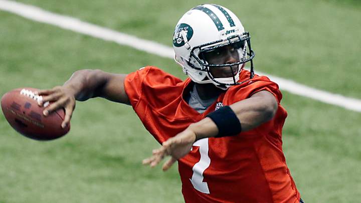 New York Jets' Geno Smith practices despite sore ankle