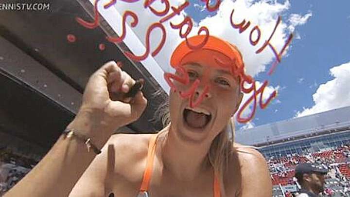 Daily Bagel: Maria Sharapova's message for paparazzi via camera autograph