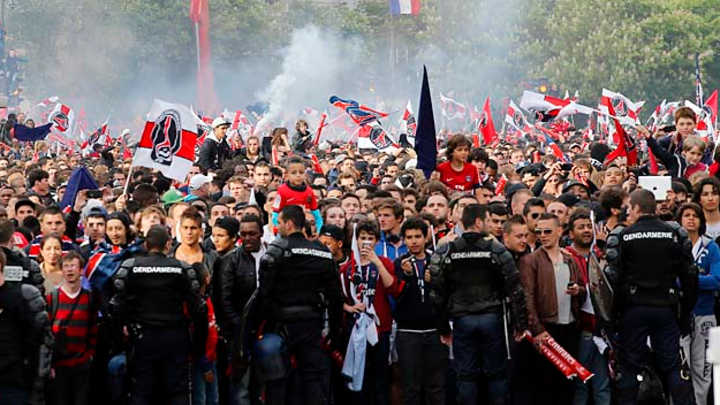 Fans clash with riot police at PSG victory parade