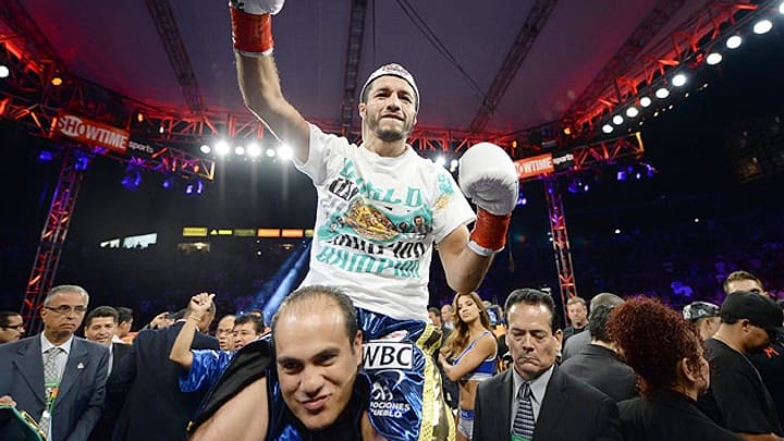 Jhonny Gonzalez stuns Abner Mares with first-round knockout Jhonny Gonzalez stuns Abner Mares with first-round knockout