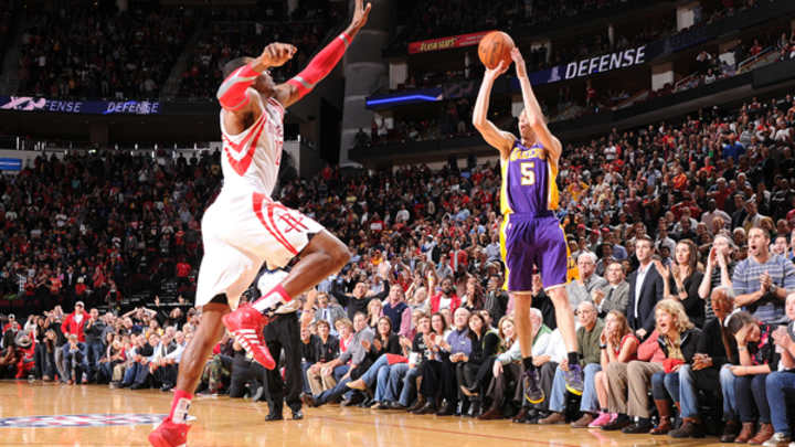Video: Lakers' Steve Blake hits game-winner over Dwight Howard to beat Rockets
