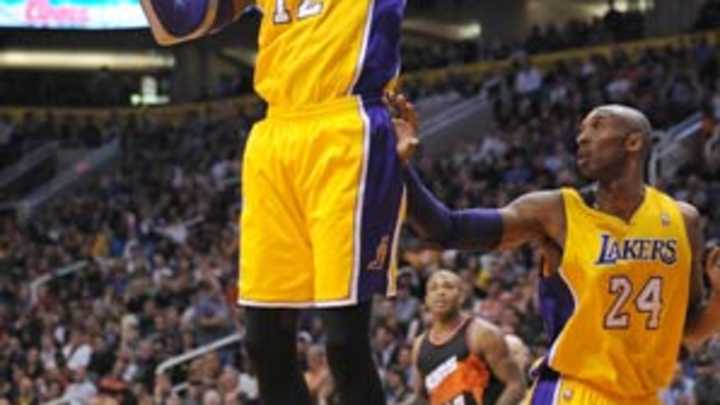 Lakers' Howard sits again with ailing right shoulder
